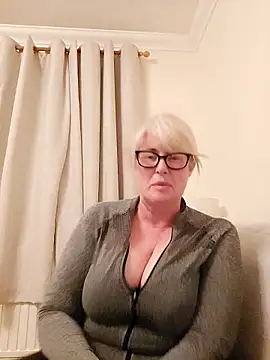 FlirtyFleur-x online show from 04-19-26, 08:11