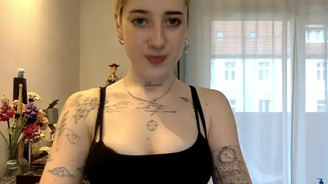 Snapshot of EmmyWet chatting on 06-19-26, 06:01 EmmyWet online show from 06-19-26, 06:01