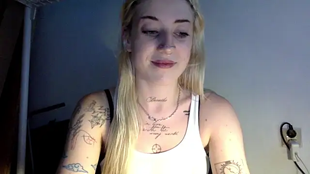 Snapshot of EmmyWet chatting on 06-23-26, 06:17 EmmyWet online show from 06-23-26, 06:17