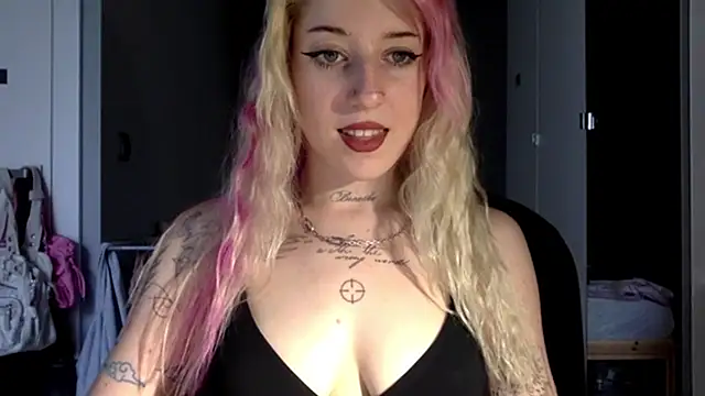 Snapshot of EmmyWet chatting on 07-04-26, 04:02 EmmyWet online show from 07-04-26, 04:02