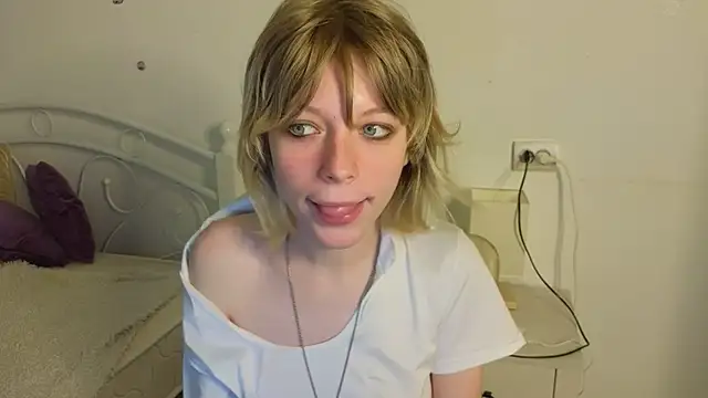 Snapshot of MollySally chatting on 06-10-26, 04:12 MollySally online show from 06-10-26, 04:12
