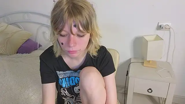Snapshot of MollySally chatting on 06-16-26, 04:15 MollySally online show from 06-16-26, 04:15