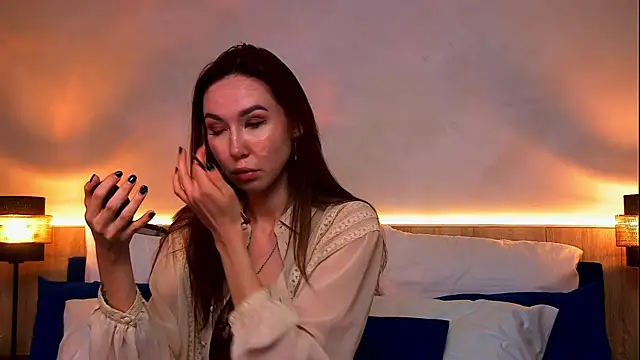 EmilyGray   online show from 06-06-26, 07:02