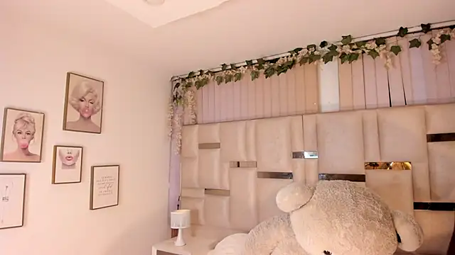 Hanna klover online show from 04-25-26, 03:31