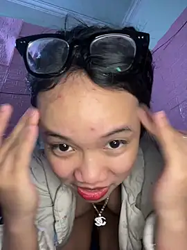 Snapshot of Leeeeiu chatting on 03-04-26, 12:44 Leeeeiu online show from 03-04-26, 12:44