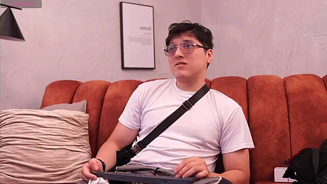 Mia and Belmonth online show from 04-19-26, 06:54