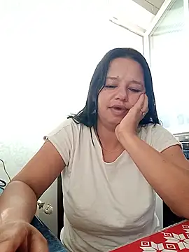 Snapshot of roxana_e43 chatting on 06-14-26, 04:20 roxana e43 online show from 06-14-26, 04:20