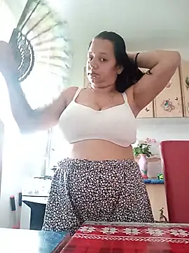 Snapshot of roxana_e43 chatting on 06-25-26, 03:49 roxana e43 online show from 06-25-26, 03:49