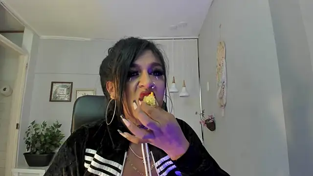 Nahomy Collins  online show from 03-31-26, 07:36