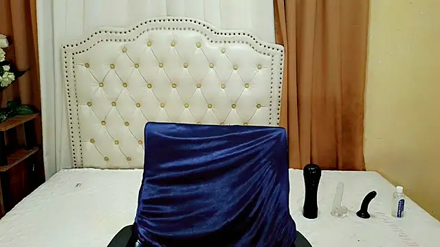 Snapshot of Seductive_sophie chatting on 06-27-26, 04:17 Seductive sophie online show from 06-27-26, 04:17