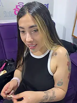 ManuelaVeeleez online show from 04-24-26, 02:03