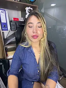 Snapshot of ManuelaVeeleez chatting on 06-05-26, 04:19 ManuelaVeeleez online show from 06-05-26, 04:19