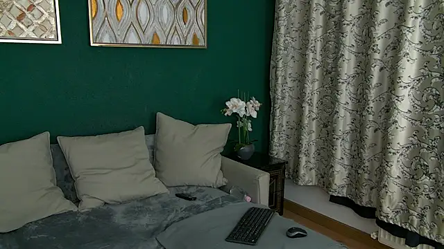 SkinnyNatty online show from 04-17-26, 03:53