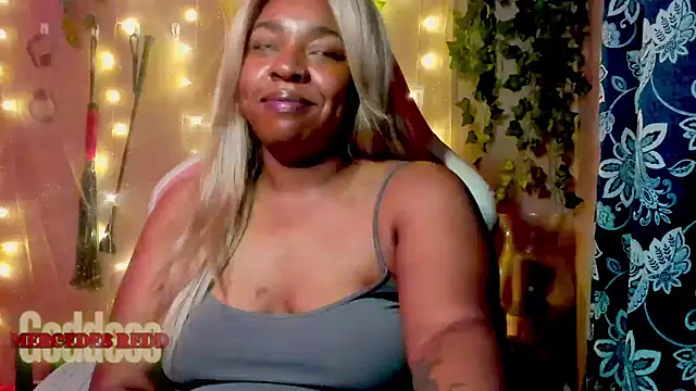 Snapshot of Goddess_MercedesRedd chatting on 06-06-26, 01:49 Goddess MercedesRedd online show from 06-06-26, 01:49