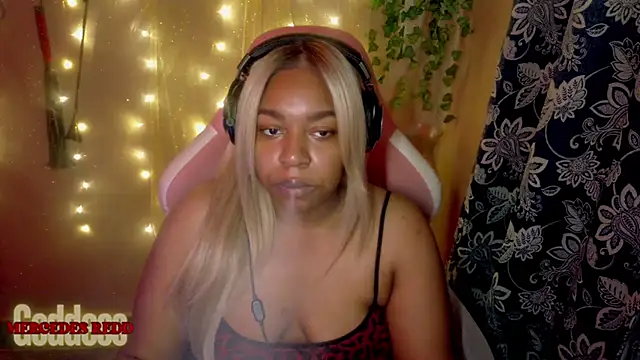 Snapshot of Goddess_MercedesRedd chatting on 07-13-26, 02:09 Goddess MercedesRedd online show from 07-13-26, 02:09