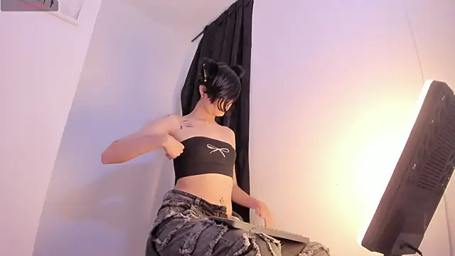 Camilaladysmith online show from 04-25-26, 09:12