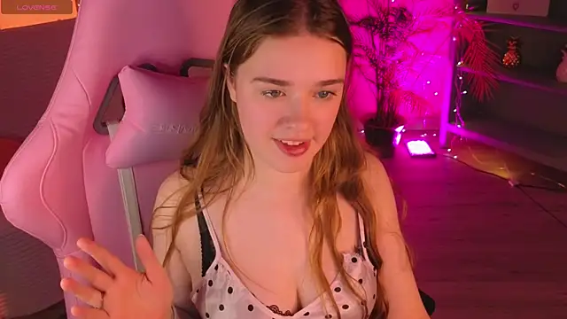 TiffanyVex online show from 04-18-26, 07:58