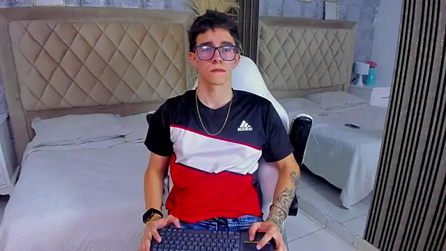 TylerCross  online show from 04-10-26, 08:35