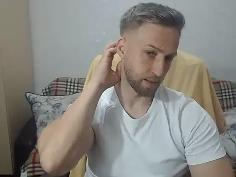 Snapshot of BlondEagleMuscle chatting on 05-31-26, 06:42 BlondEagleMuscle online show from 05-31-26, 06:42