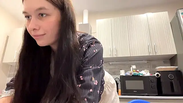 LaraDraggoo online show from 04-03-26, 08:18