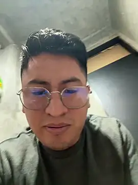 Snapshot of GoldenM95 chatting on 05-04-26, 06:42 GoldenM95 online show from 05-04-26, 06:42