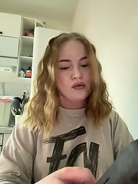 Snapshot of AuroraVale chatting on 03-15-26, 06:36 AuroraVale online show from 03-15-26, 06:36