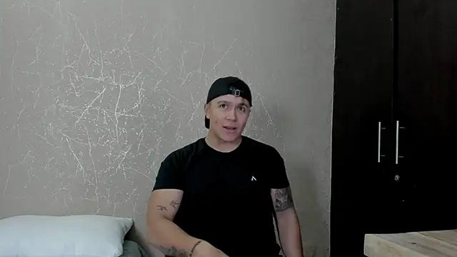 Snapshot of bigbossxx34 chatting on 03-10-26, 12:32 bigbossxx34 online show from 03-10-26, 12:32