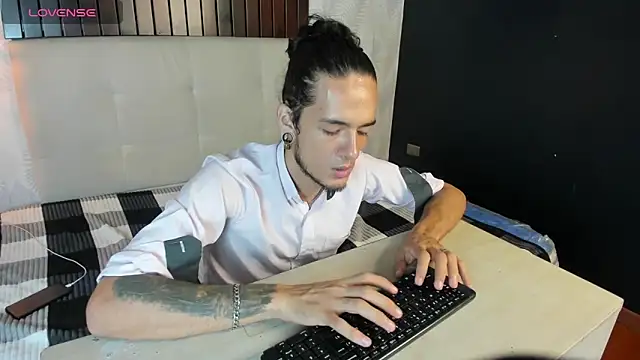 Skinny Mac online show from 04-16-26, 03:02