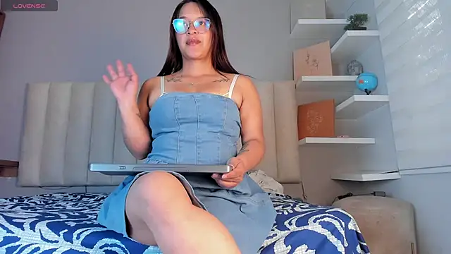 Snapshot of Hilary_Miller_ chatting on 03-09-26, 08:35 Hilary Miller online show from 03-09-26, 08:35