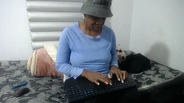 Snapshot of JoycyQueen chatting on 05-11-26, 04:48 JoycyQueen online show from 05-11-26, 04:48