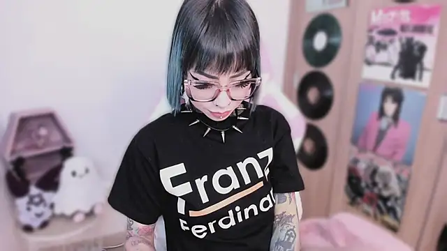 shes creepy online show from 04-01-26, 10:16