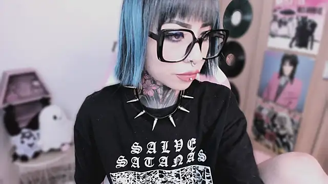 shes creepy online show from 04-24-26, 11:01