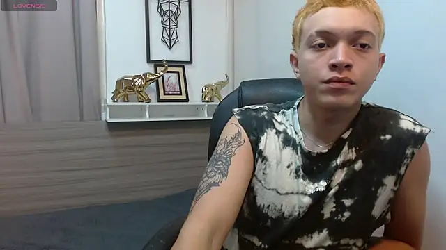 Snapshot of AllanVicent chatting on 03-13-26, 02:23 AllanVicent online show from 03-13-26, 02:23