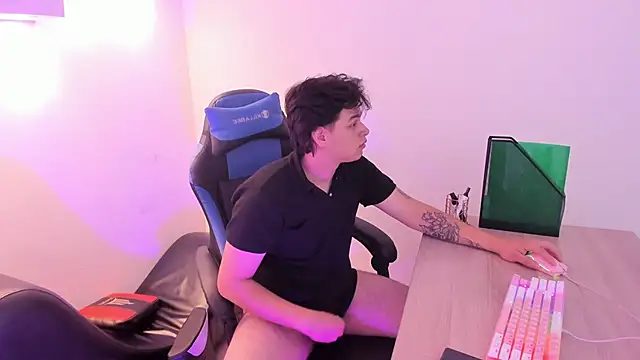 Melody and Max online show from 04-18-26, 03:43