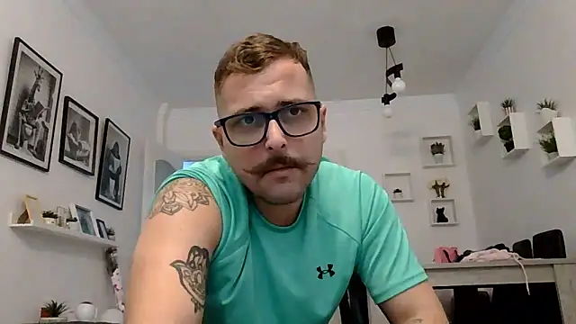 Snapshot of yanick931 chatting on 05-13-26, 01:41 yanick931 online show from 05-13-26, 01:41
