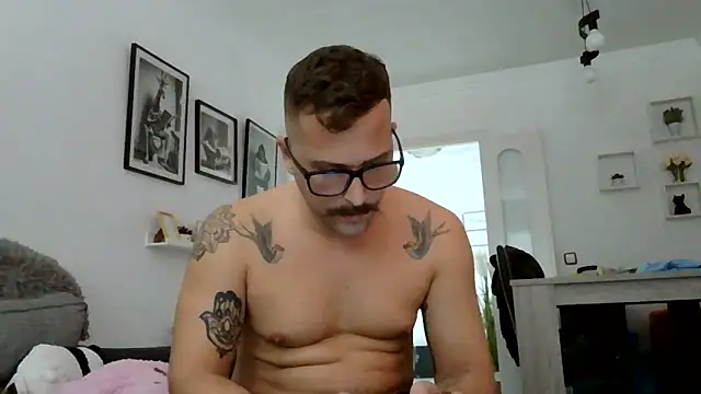 Snapshot of yanick931 chatting on 06-11-26, 02:59 yanick931 online show from 06-11-26, 02:59
