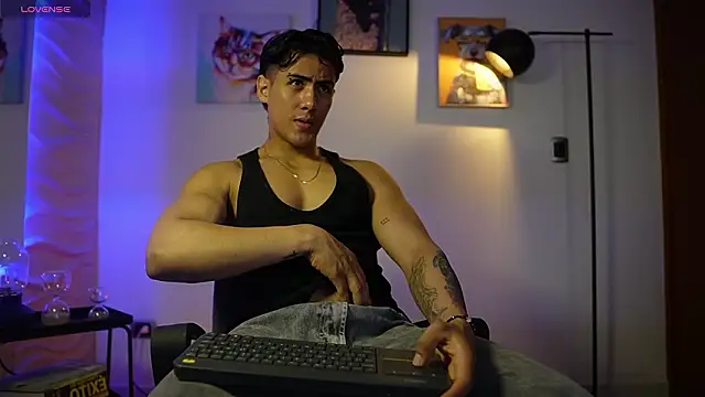 Snapshot of Tayler_Cross_ chatting on 03-14-26, 12:43 Tayler Cross online show from 03-14-26, 12:43