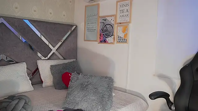 Naomi-Gray online show from 04-16-26, 09:39
