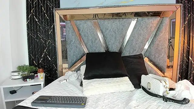 Hanna jonnes  online show from 03-12-26, 09:43