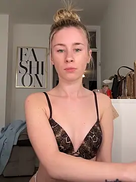 Snapshot of GoldenHoney chatting on 04-12-26, 05:18 GoldenHoney online show from 04-12-26, 05:18
