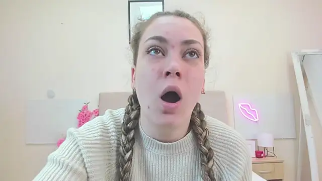MelanieCuty online show from 04-11-26, 05:23