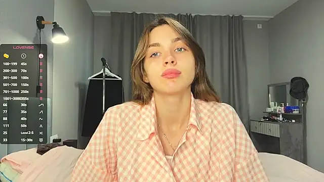 Snapshot of Veluxe chatting on 07-18-26, 04:00 Veluxe online show from 07-18-26, 04:00