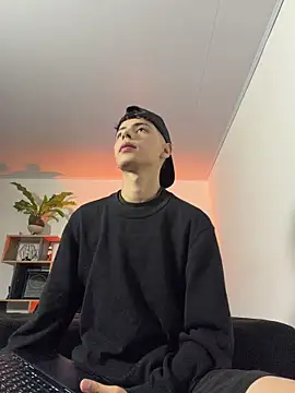 Snapshot of SebastianReed_ chatting on 06-25-26, 04:23 SebastianReed online show from 06-25-26, 04:23