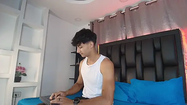 MaxiimoRomano  online show from 06-17-26, 04:19