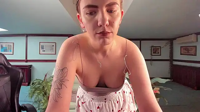 Snapshot of Kirarustle1 chatting on 05-15-26, 01:45 Kirarustle1 online show from 05-15-26, 01:45