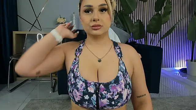 Snapshot of CurvyyVanessa chatting on 03-28-26, 04:45 CurvyyVanessa online show from 03-28-26, 04:45