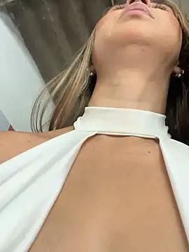 Snapshot of VictoriaWhitmore chatting on 03-25-26, 04:02 VictoriaWhitmore online show from 03-25-26, 04:02