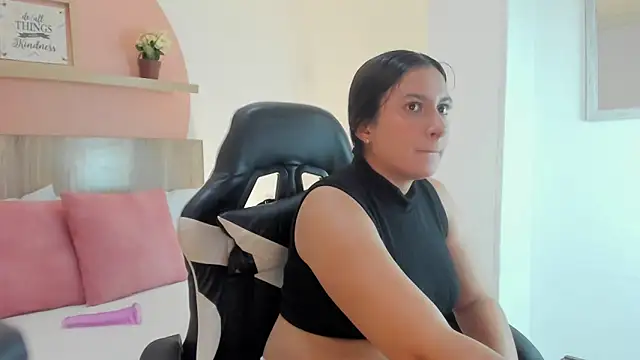Snapshot of kira_relish chatting on 03-27-26, 01:00 kira relish online show from 03-27-26, 01:00