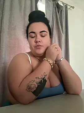 Snapshot of Khloeross chatting on 05-23-26, 02:21 Khloeross online show from 05-23-26, 02:21