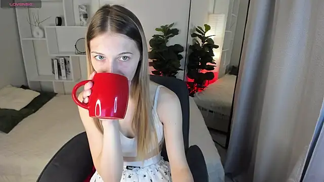 LauraPurr online show from 05-25-26, 06:08